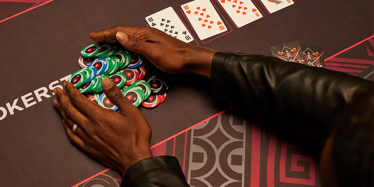 Jogador de poker conquistando o pote após uma aposta bem sucedida no turn.