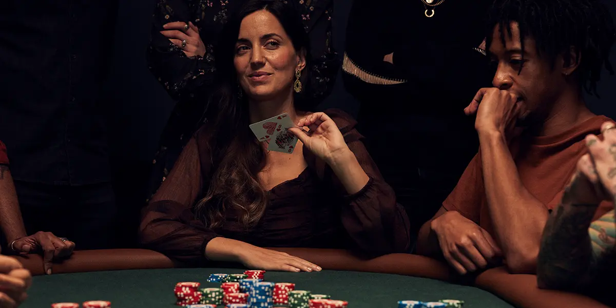 Um jogador de poker largando ás alto depois de enfrentar uma pequena aposta no river.