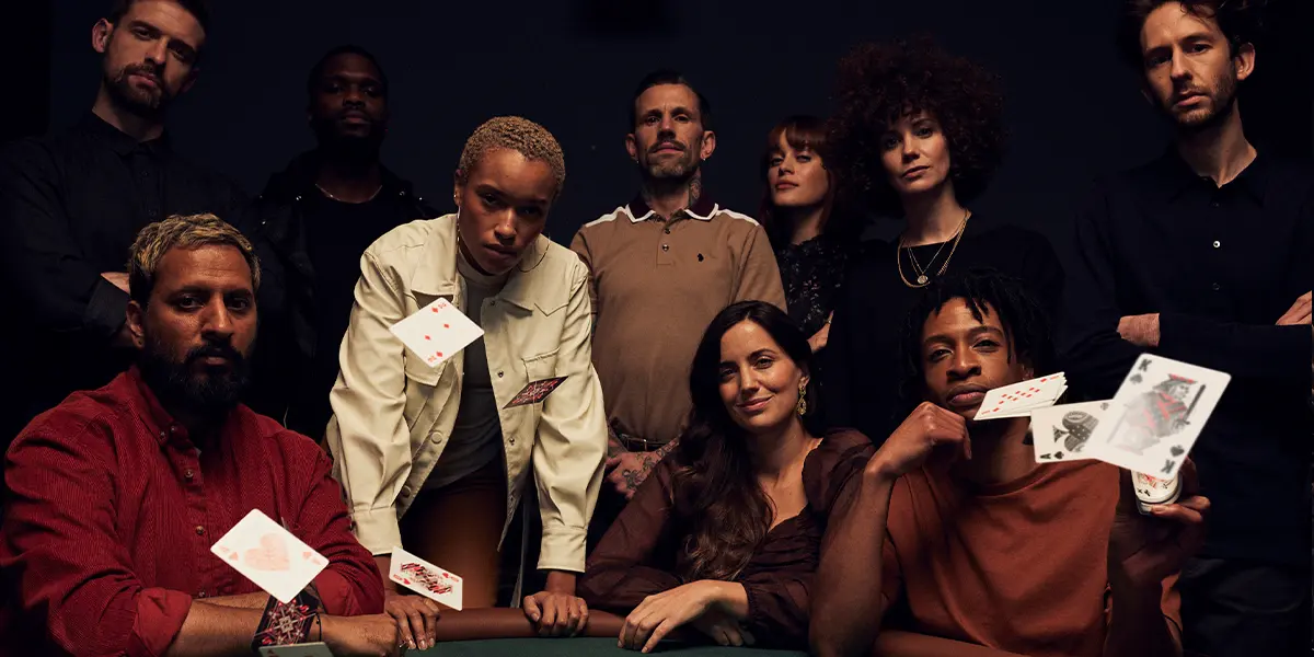 Um grupo de jogadores de poker se preparando para um torneio de poker