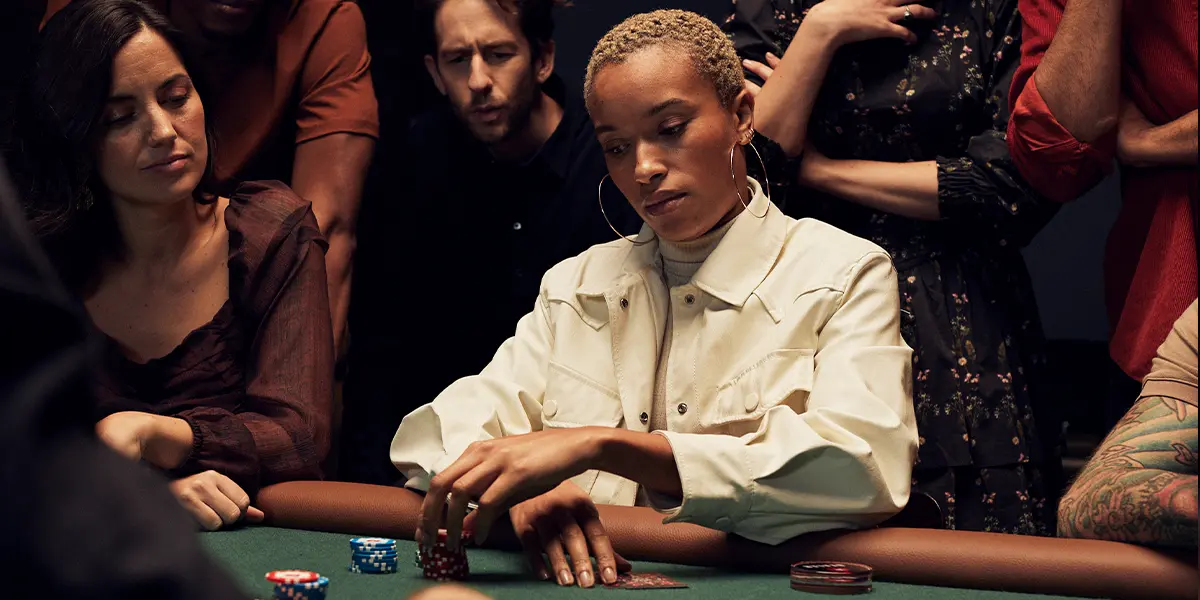 Jogador de poker executando um blefe double barrel na street do turn em uma mão de poker