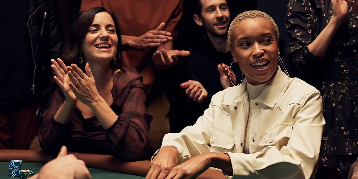 Jogadores de poker se divertindo em um cash game ao vivo