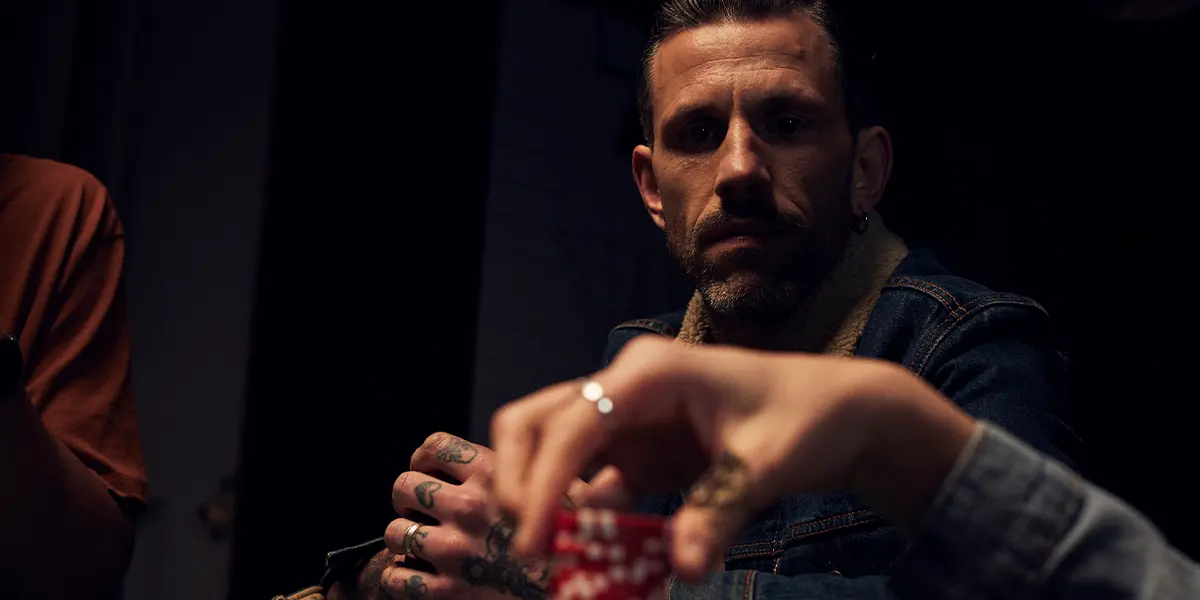 Jogador de poker se preparando para um blefe double barrel com uma continuation bet no flop