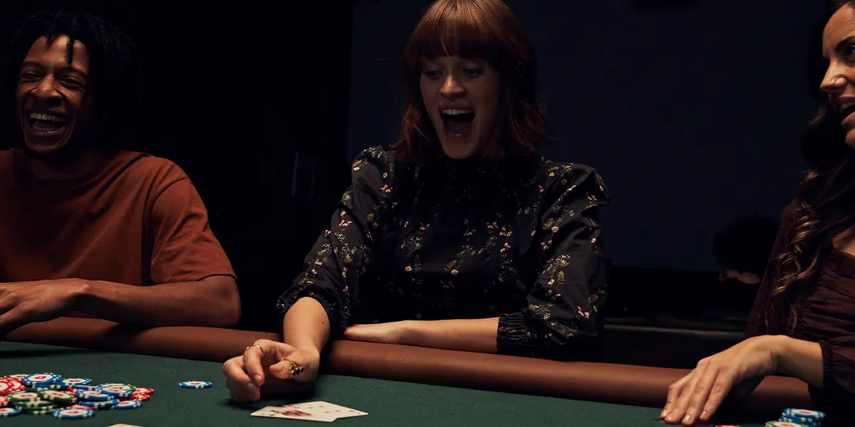 Jogador de poker mostra a mão virada para cima depois de ganhar um pote.