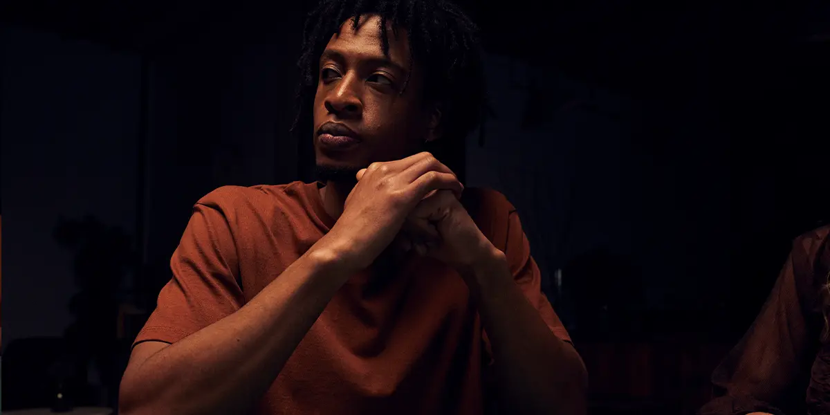 Jogador de poker olhando para o seu oponente enfrentando uma grande 3-bet