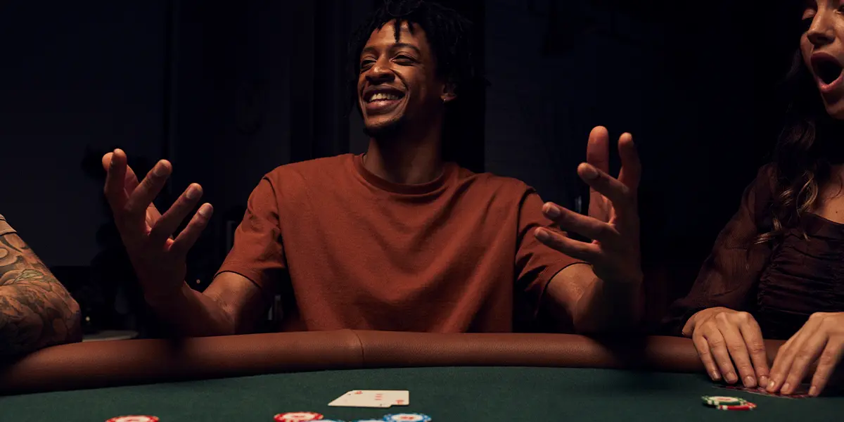 Jogador de poker comemorando ao ganhar um grande pote