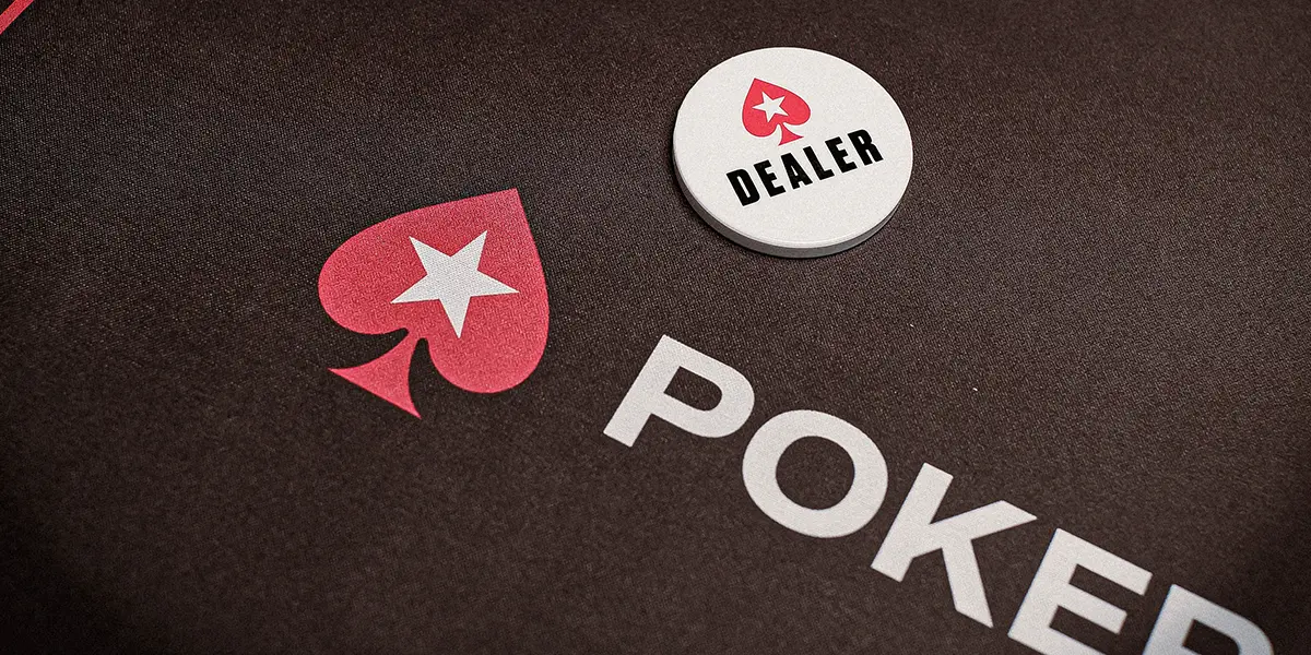 Botão de dealer colocado em uma mesa de poker ao vivo do PokerStars