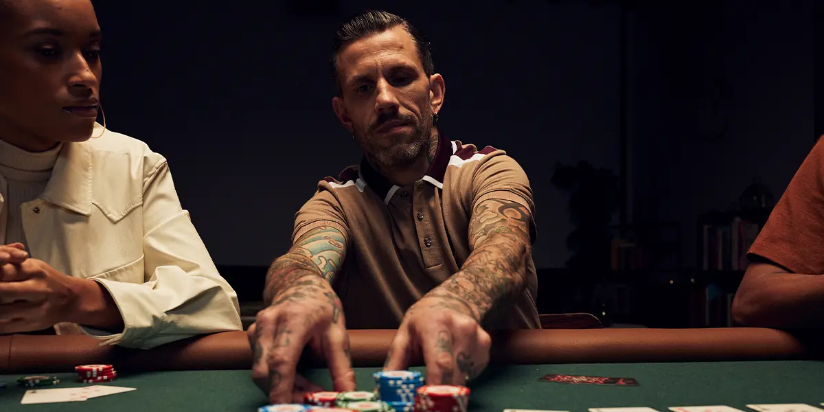 Jogador de poker fazendo um blefe enorme