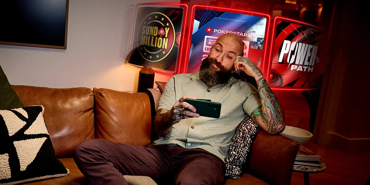 Jogador de poker selecionando um jogo do PokerStars em seu celular