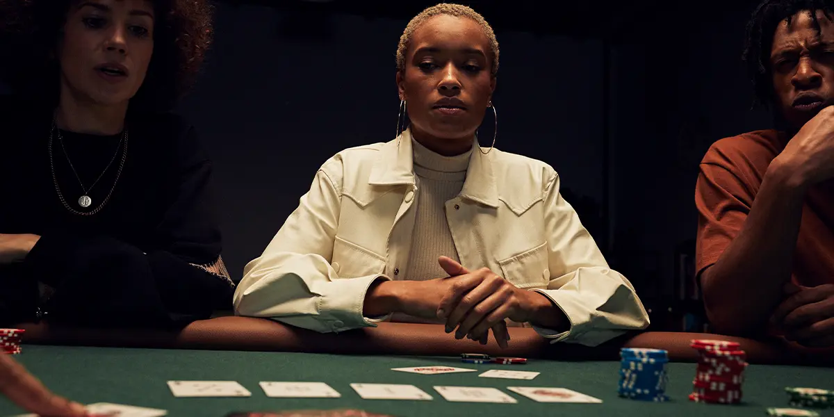 Jogador de poker analisando uma situação no river para ganhar mais dinheiro no No Limit Hold’em