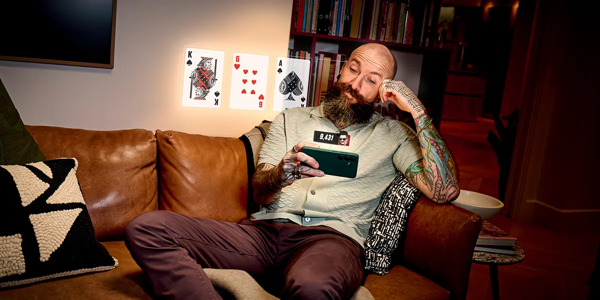 Jogador de poker estudando situações comuns longe da mesa.