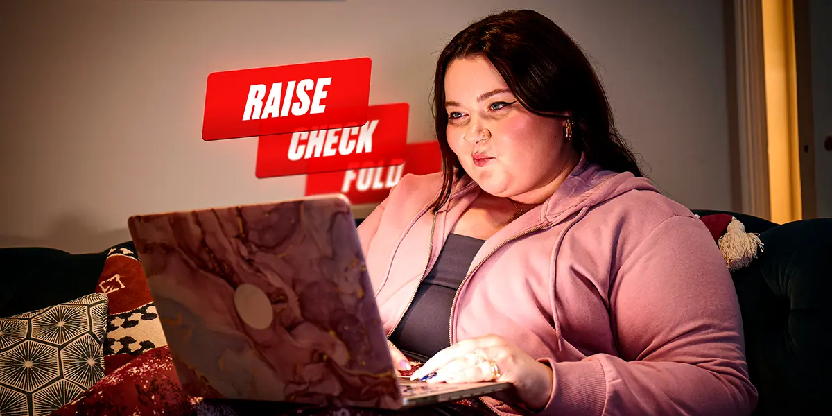 Jogador de poker tomando decisões frequentes de aumentar, passar ou desistir em uma sessão de poker online.