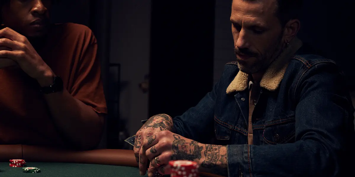 Jogador de poker isolando um limper solto em posição com um ás de naipe diferente